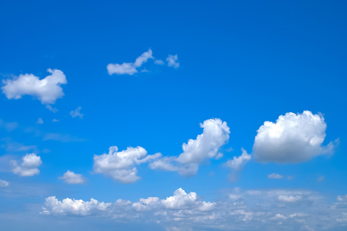 空にポツポツと流れる雲（青空 背景フリー画像）