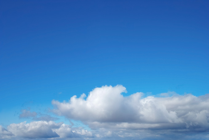 紺碧の青空の下の大きな雲（空 待ち受けの背景フリー画像）