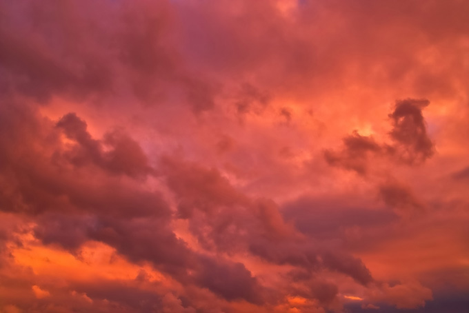 幻想的な茜色に染まる夕焼け空の画像（背景 画像 空の背景フリー画像）