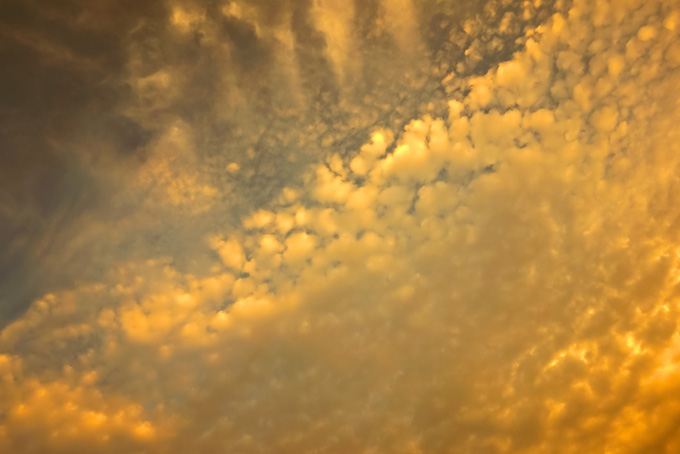 黄金色の雲が夕焼けに煌めく風景（背景 空 画像の背景フリー画像）