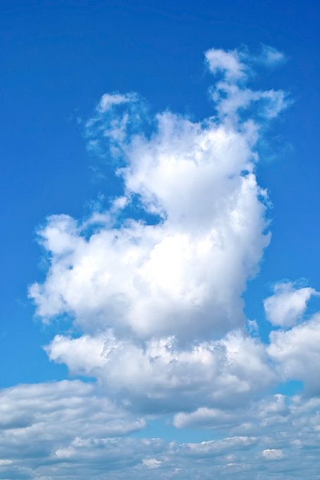 鮮麗な青空に連なる雲（青空の背景フリー画像）