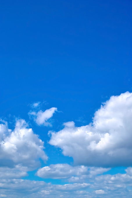 瑠璃色の青空が群雲の上に広がる（空 壁紙の背景フリー画像）