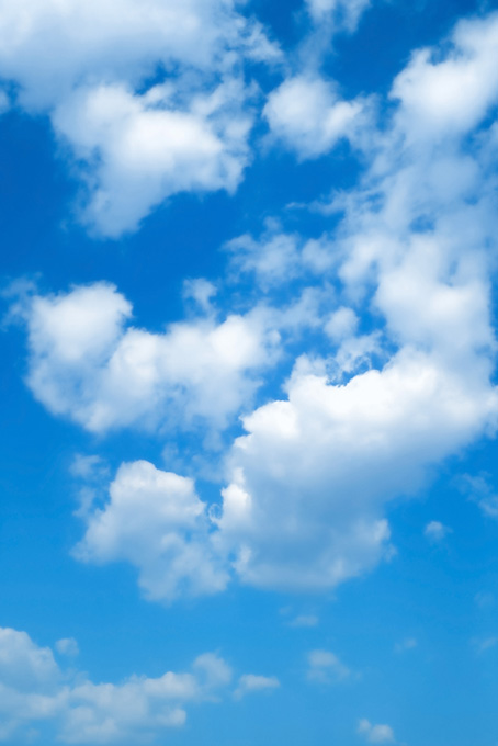 青空に高く登り立つ雲（青空の背景フリー画像）