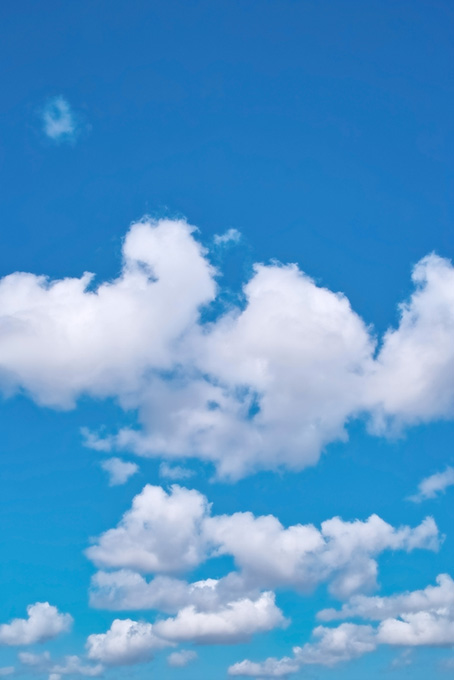 スカイブルーの空に浮かぶ雲（青空の背景フリー画像）