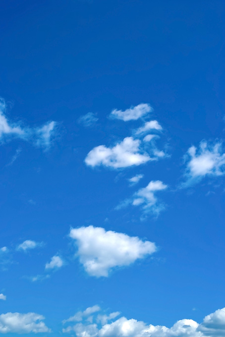 天高い紺碧の空に踊る雲（雲 写真の背景フリー画像）