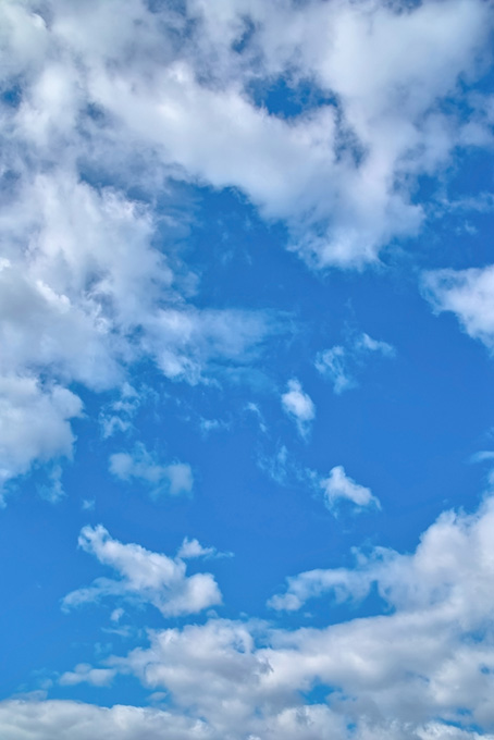 雲の切れ目に覗く青空（雲 写真の背景フリー画像）