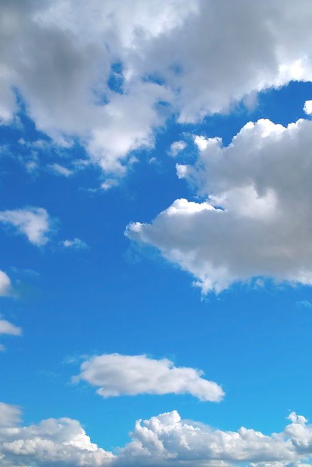 青空が雲と雲に挟まれる（空 テクスチャの背景フリー画像）