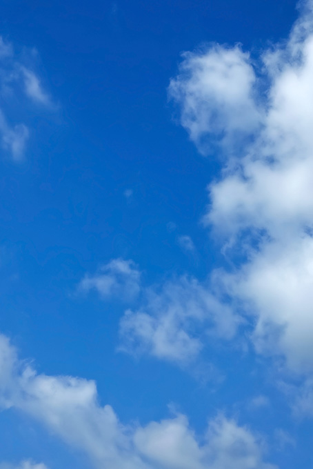大きな空に綿菓子のような雲（青空の背景フリー画像）