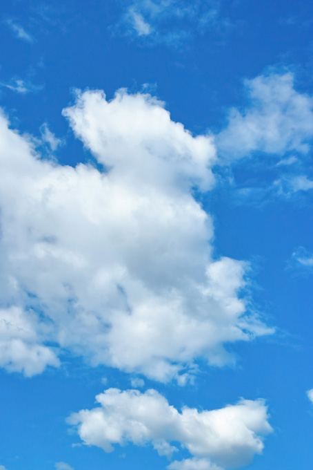 鮮彩な青空と大きな雲（空 待ち受けの背景フリー画像）