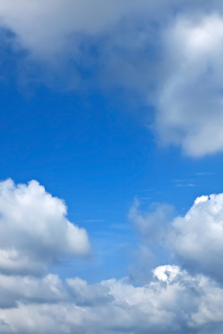 青空が見える密雲の隙間（空 風景の背景フリー画像）