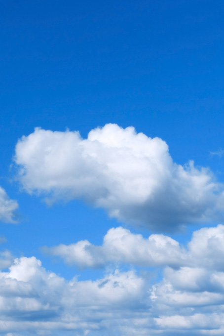 静穏な空の下の叢雲（青空の背景フリー画像）