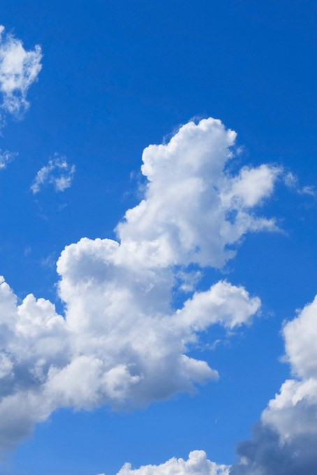 青空に高く伸びる雲（青空の背景フリー画像）