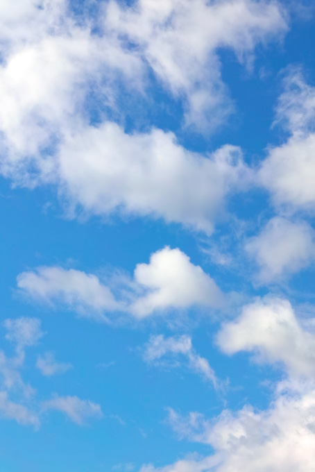 白い雲と清々しい青空（空 綺麗の背景フリー画像）