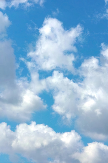 雲が沸き立つ青空（空 素材の背景フリー画像）