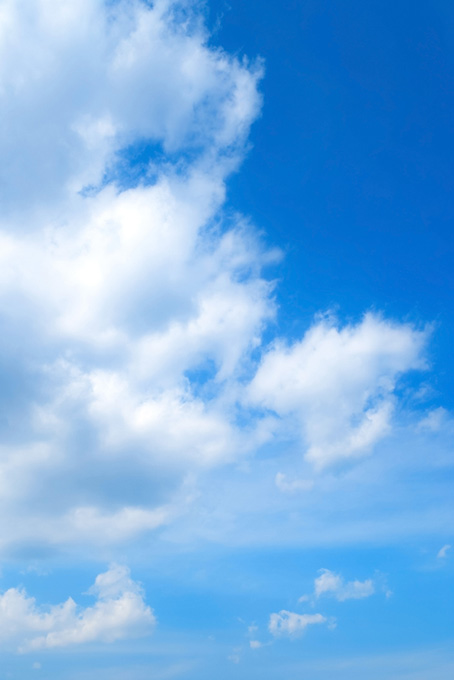 巨きな雲の向こうの青空（青空の背景フリー画像）