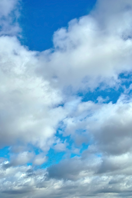 綺麗な青空が見える雲の隙間（空 綺麗の背景フリー画像）