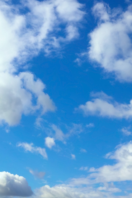 青空に色々な形の雲が浮かぶ（空 素材の背景フリー画像）