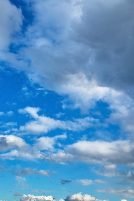 澄み渡る青空と雄大な雲（雲 青空の背景フリー画像）