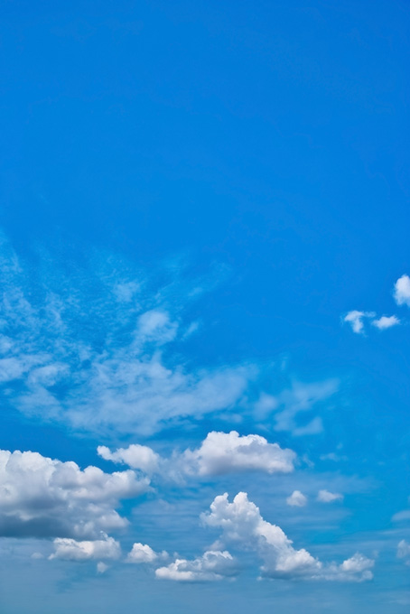 青空とモクモクとした白い雲（青空の背景フリー画像）