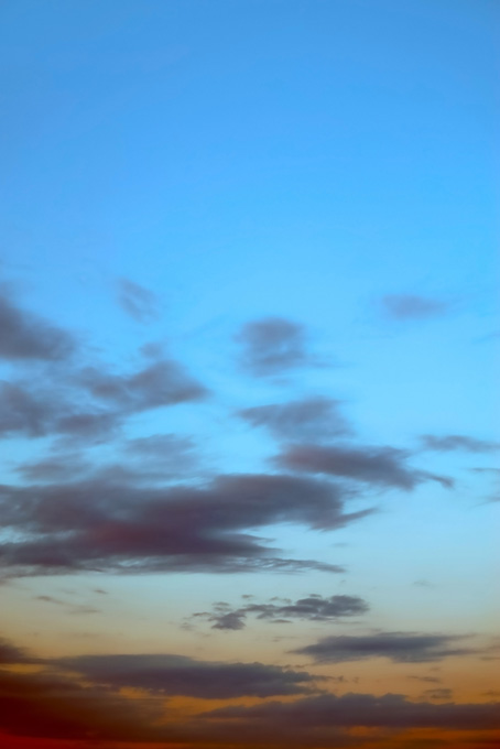 清澄な夕焼けに流れる黒雲（夕焼け 雲の背景フリー画像）