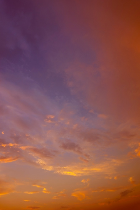 綺麗な夕焼けに輝く瑞雲（夕景 綺麗の背景フリー画像）