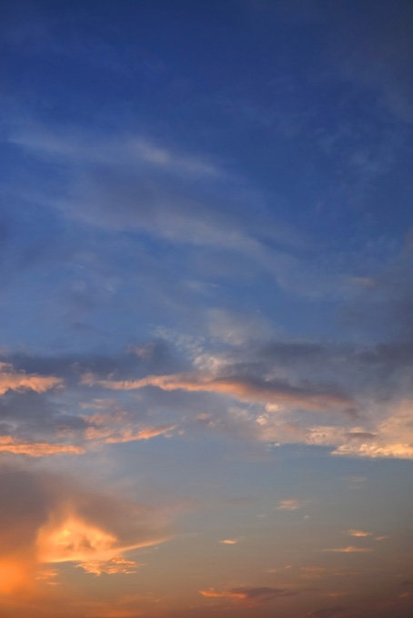 夕焼けの光が照らす雲（夕焼け 雲の背景フリー画像）