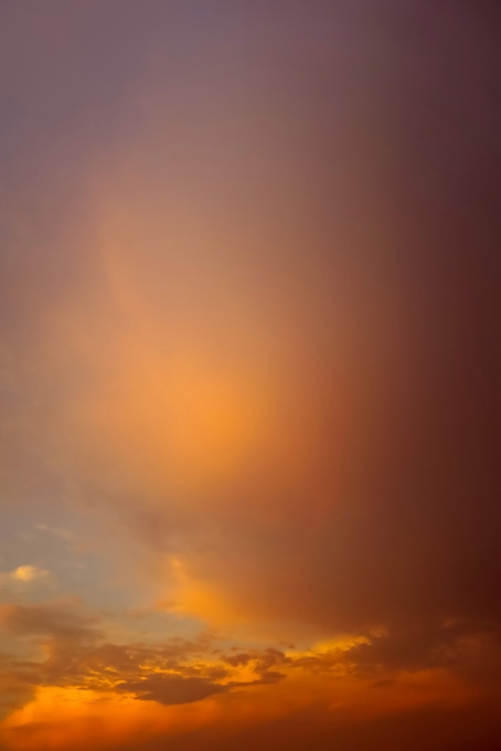 雲が照り映える夕焼け（空 写真の背景フリー画像）