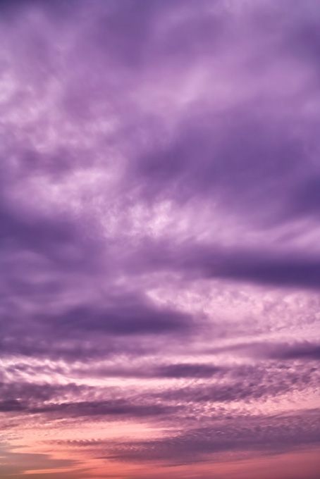 神秘的な紫色に染まる夕焼け（空 写真の背景フリー画像）