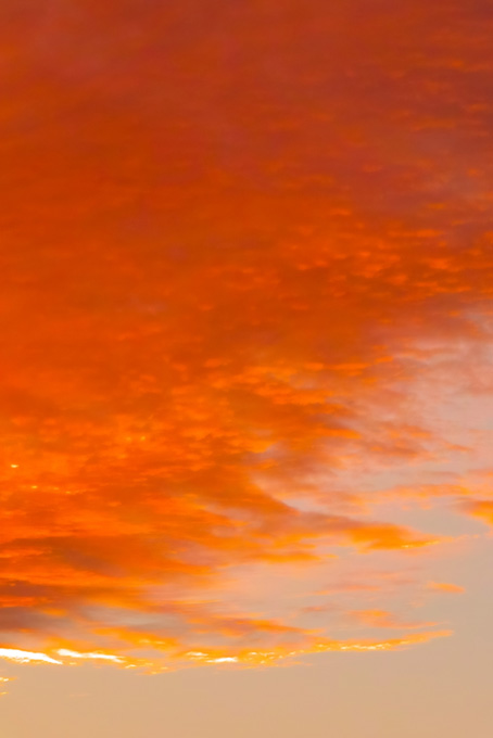 夕焼け雲が燃えるような空（空 素材の背景フリー画像）