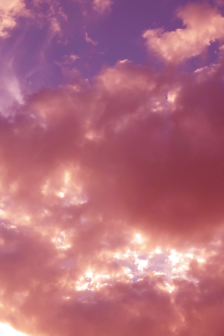 鮮やかな瑞雲に漏れる夕焼けの光（空 テクスチャの背景フリー画像）