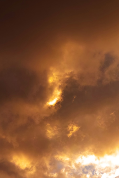 雲が滲む様に広がる夕焼け空（空 素材の背景フリー画像）