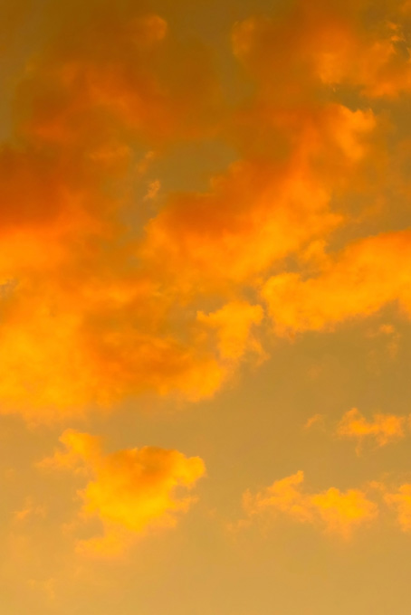 夕焼けに染まる橙色の雲（夕焼け 素材の背景フリー画像）