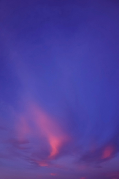 ピンク雲が彩る紫色の夕焼け（空 素材の背景フリー画像）