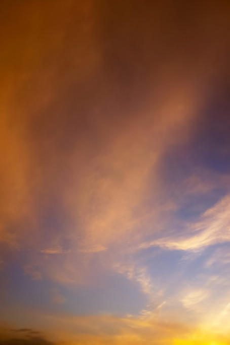 薄雲に反射する夕焼けの光（夕焼け 素材の背景フリー画像）