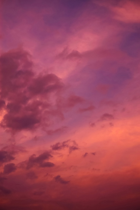 色彩豊かな夕焼けの空（夕焼け 素材の背景フリー画像）