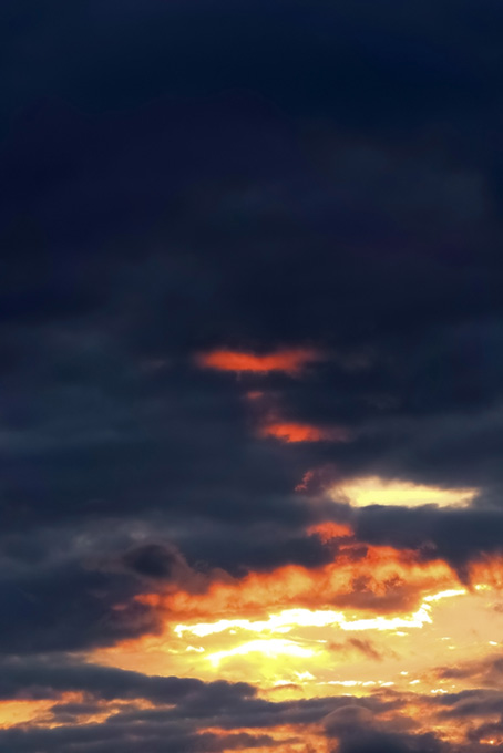 漆黒の空の下の夕焼け（夕焼け 素材の背景フリー画像）