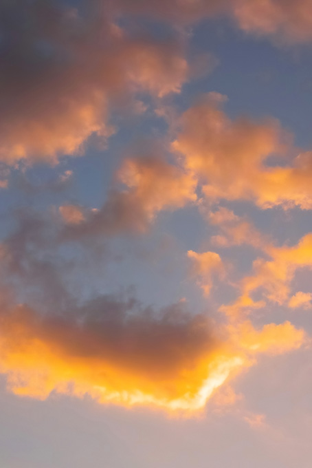 黄昏に染まる夕焼け雲（夕焼け 素材の背景フリー画像）