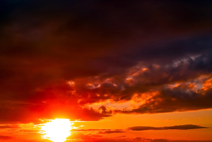 沈む夕陽の真赤な夕焼け（背景 夕焼けの背景フリー画像）