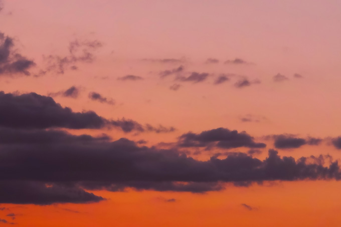 麗しい夕焼けに浮かぶ黒い雲（背景 画像 夕焼けの背景フリー画像）