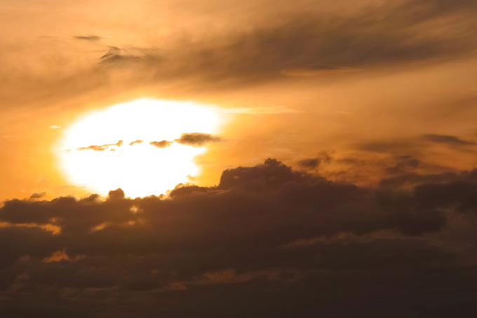 夕日が雲を焦がす雄麗な夕焼け（夕焼け 写真の背景フリー画像）