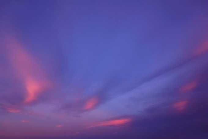 桔梗色の夕焼け空と桃色の雲（背景 画像 夕焼けの背景フリー画像）