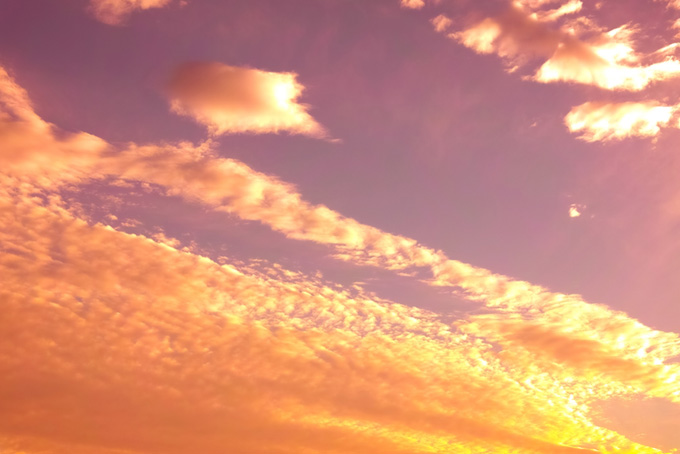 煌めく雲の美しい夕焼け（空 風景の背景フリー画像）