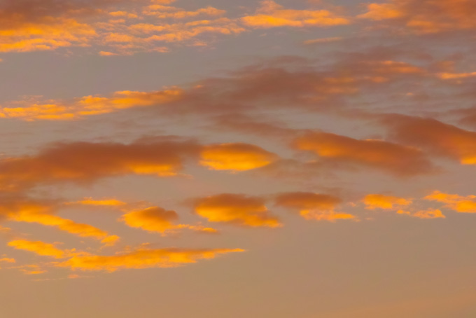 黄金雲が浮かぶ夕焼けの空（空 写真の背景フリー画像）