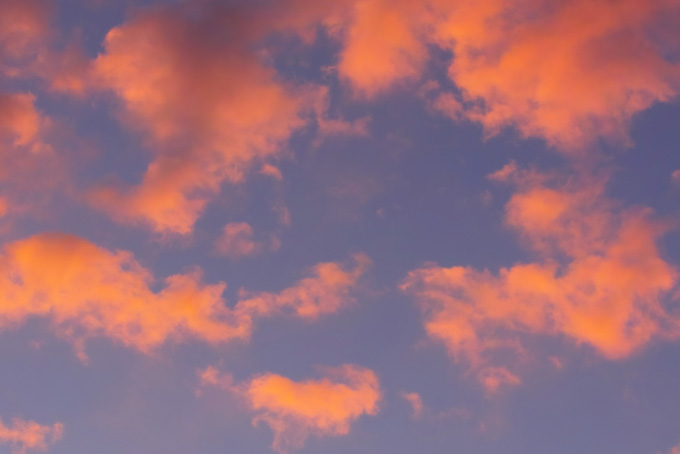 雲を赤く染め上げる夕焼け（空 素材の背景フリー画像）