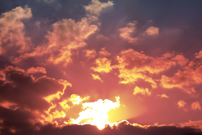瑞雲が夕陽を浴びて輝く夕焼け（空 風景の背景フリー画像）