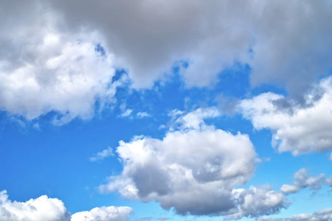 清爽な青空と大きな雲（空 写真の背景フリー画像）