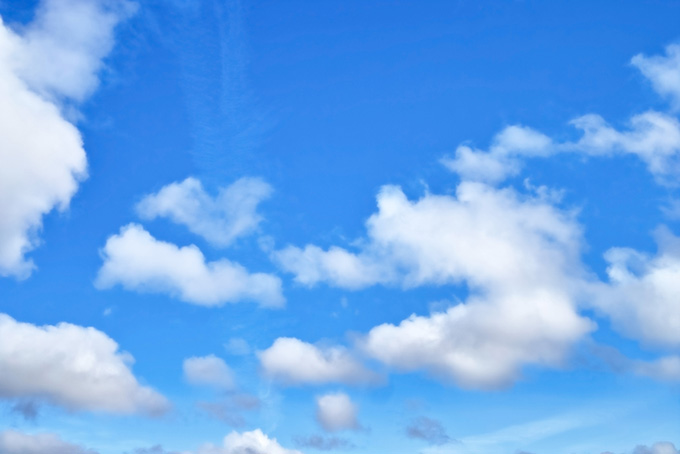 ふわふわと浮かぶ雲と青空（空 写真の背景フリー画像）