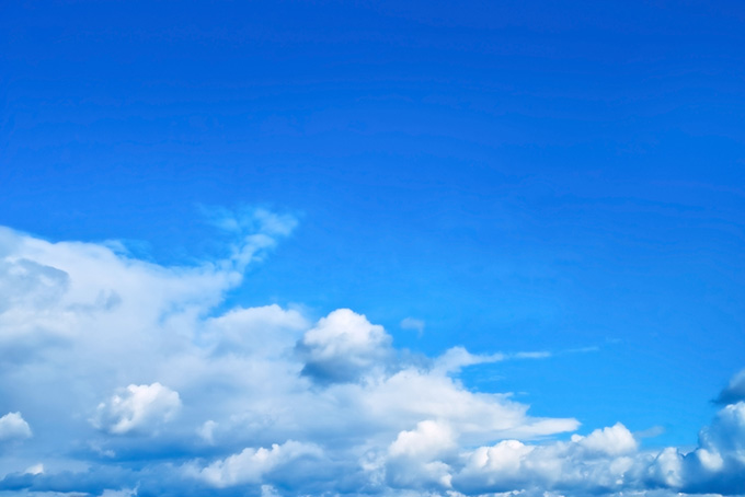 青空の下を這う積雲と濃密雲（空 壁紙の背景フリー画像）