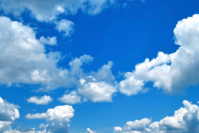 夏の空と沢山の積乱雲（背景 青い空 画像の背景フリー画像）