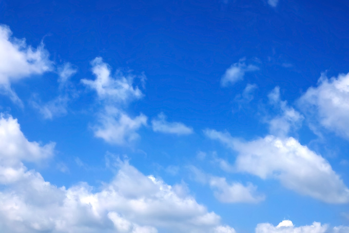 涼やかな青空に踊る雲（背景 青い空 画像の背景フリー画像）